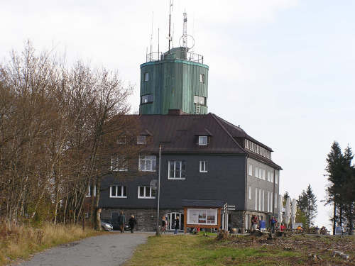 Der Astenturm auf dem Kahlen Asten. Es ist zwar "nur" der zweithöchste "Berg" in NRW, dafür aber das höchstgelegene Gebäude.
